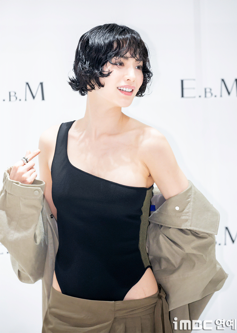 [움짤] 나나, 좌중압도 글로벌 자신감