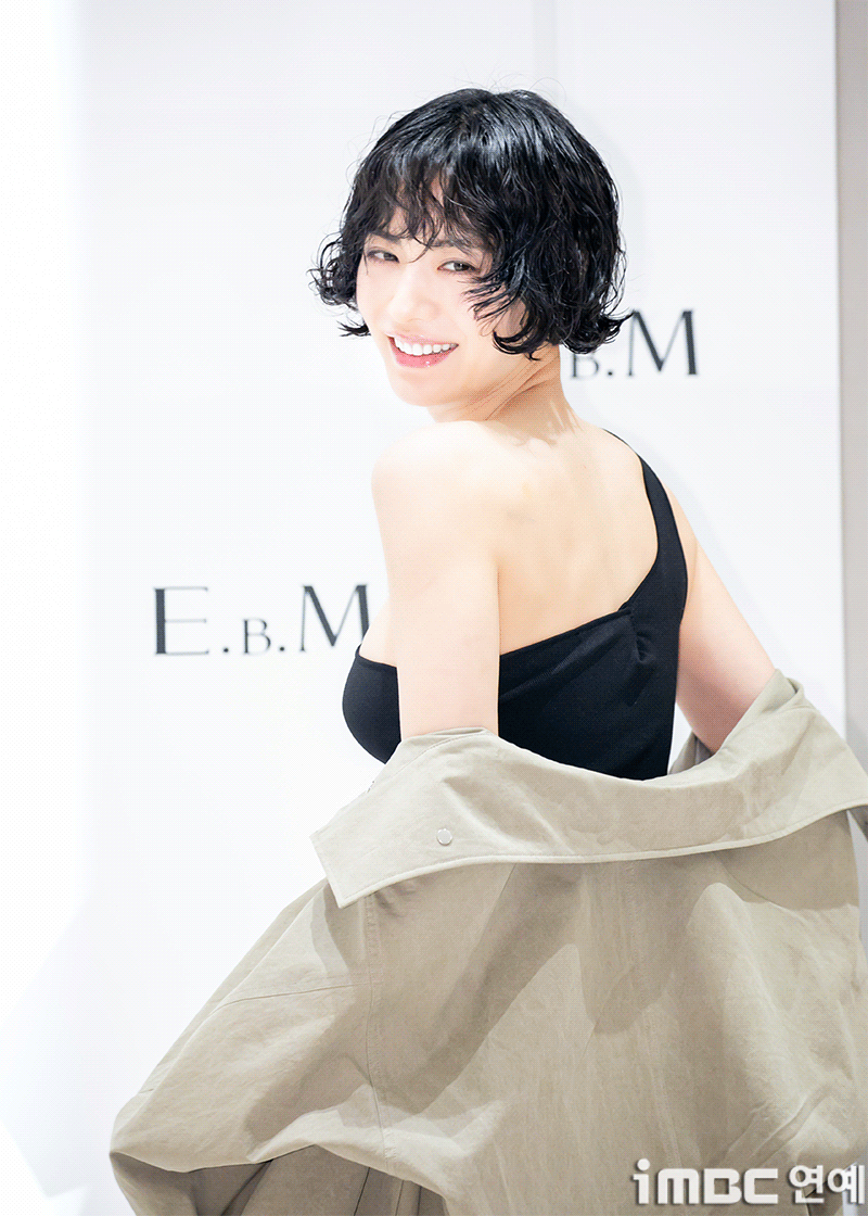 [움짤] 나나, 좌중압도 글로벌 자신감