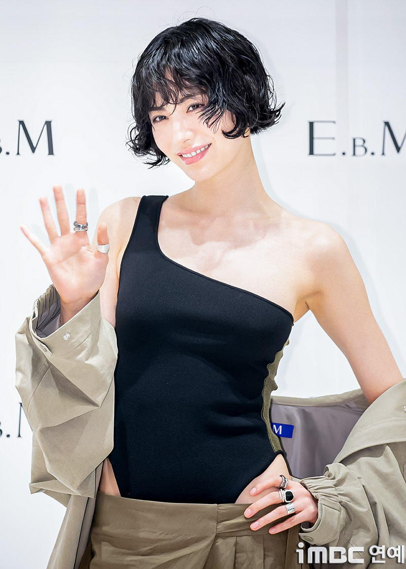 [움짤] 나나, 좌중압도 글로벌 자신감
