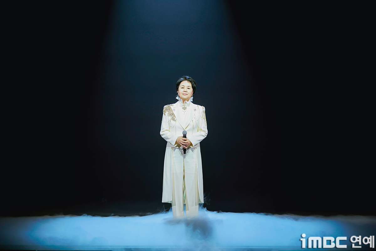 [포토] 심수봉, 애틋한 '비나리'