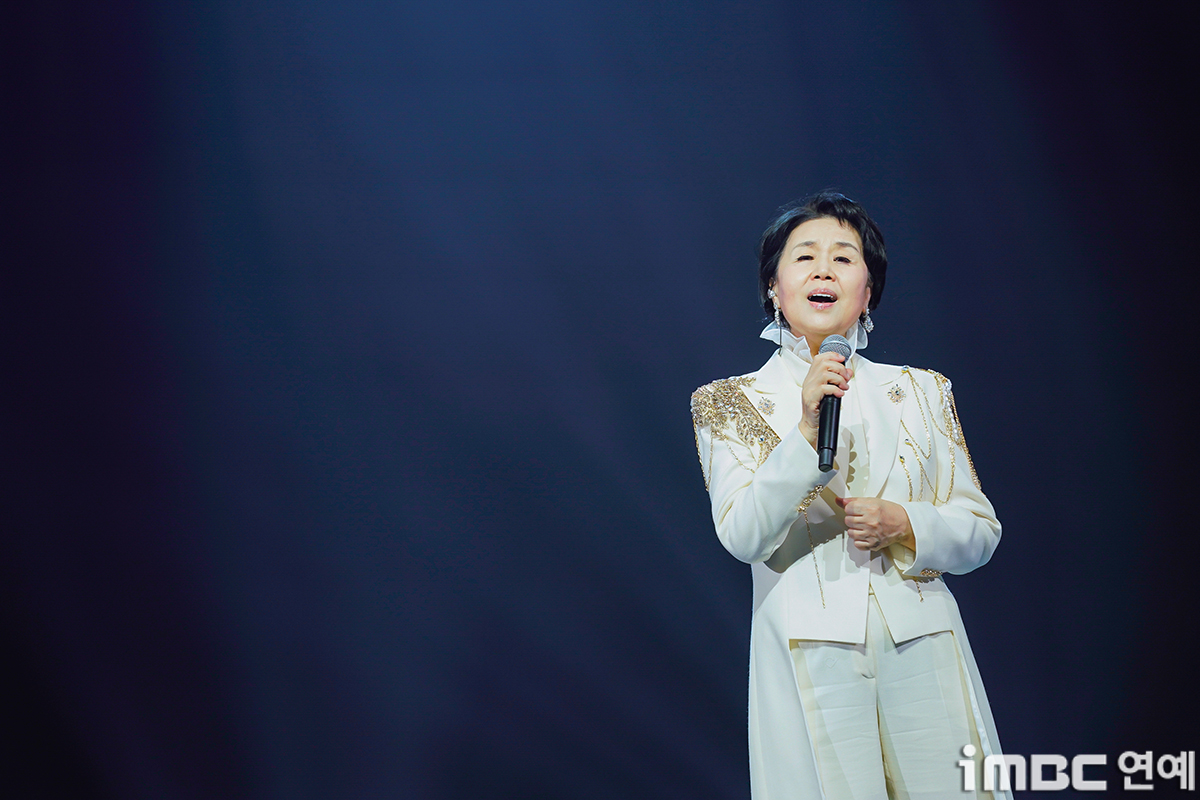 [포토] 심수봉, 애틋한 '비나리'