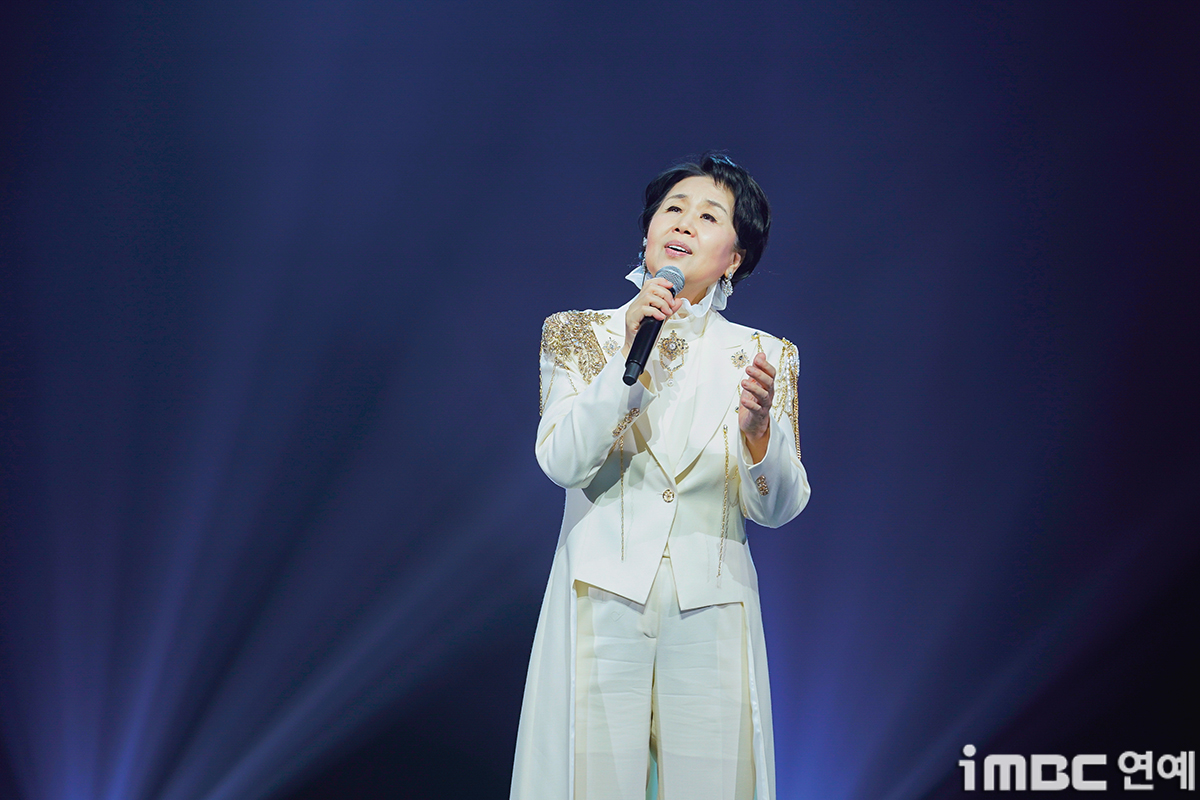 [포토] 심수봉, 애틋한 '비나리'