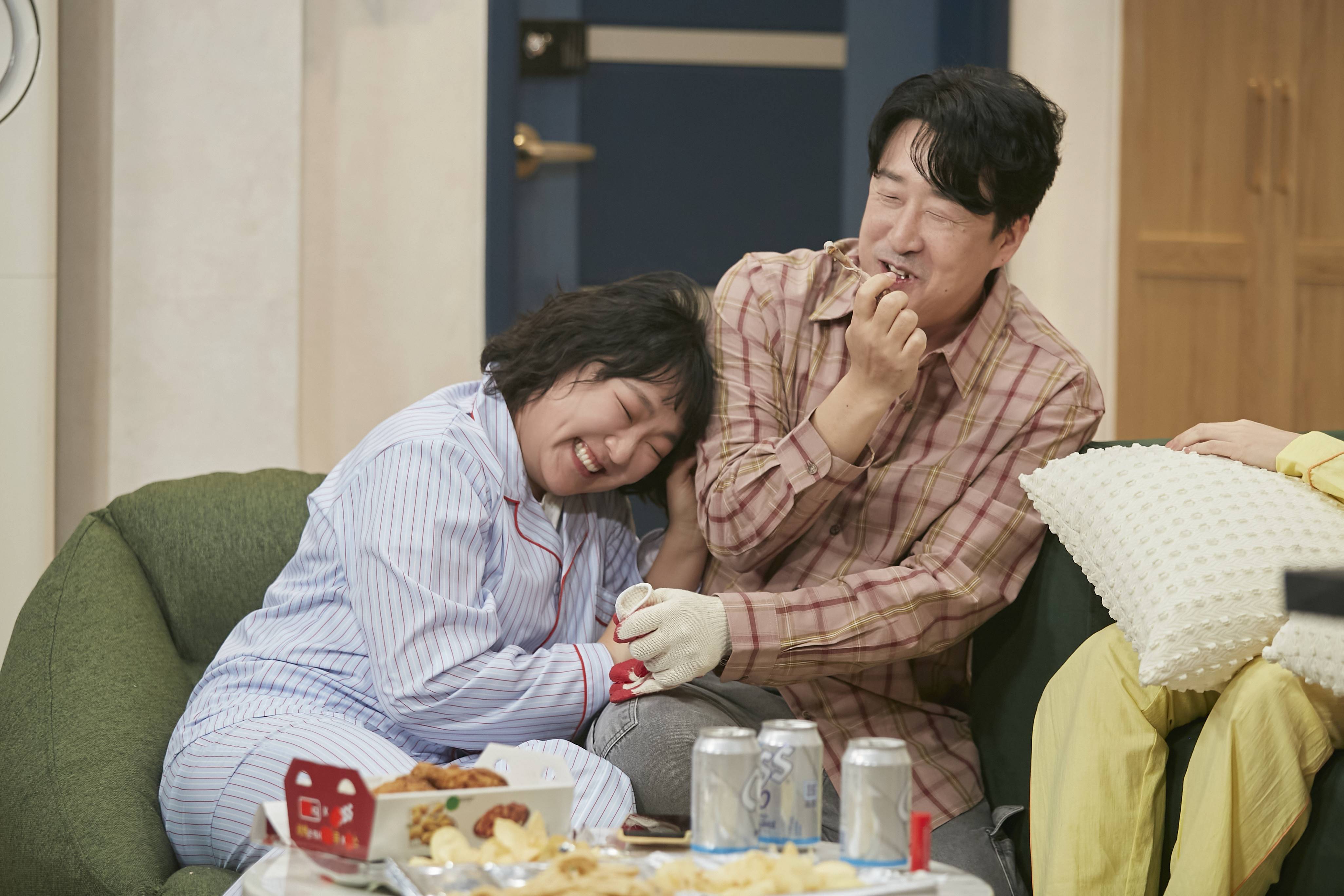 ‘SNL’ 현봉식, 이수지와 핑크빛 분위기…독보적 84년생 비주얼