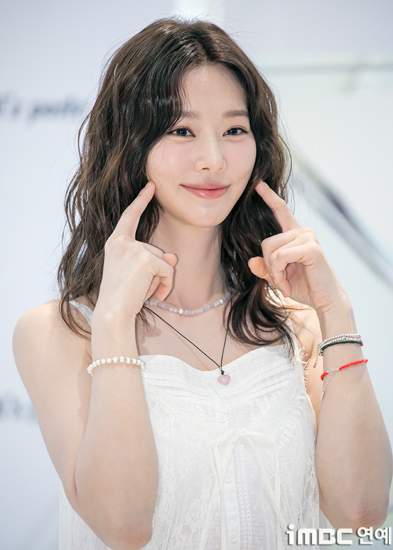 [포토] 이주빈, 일요일에 만난 '목요일 섬 미녀'