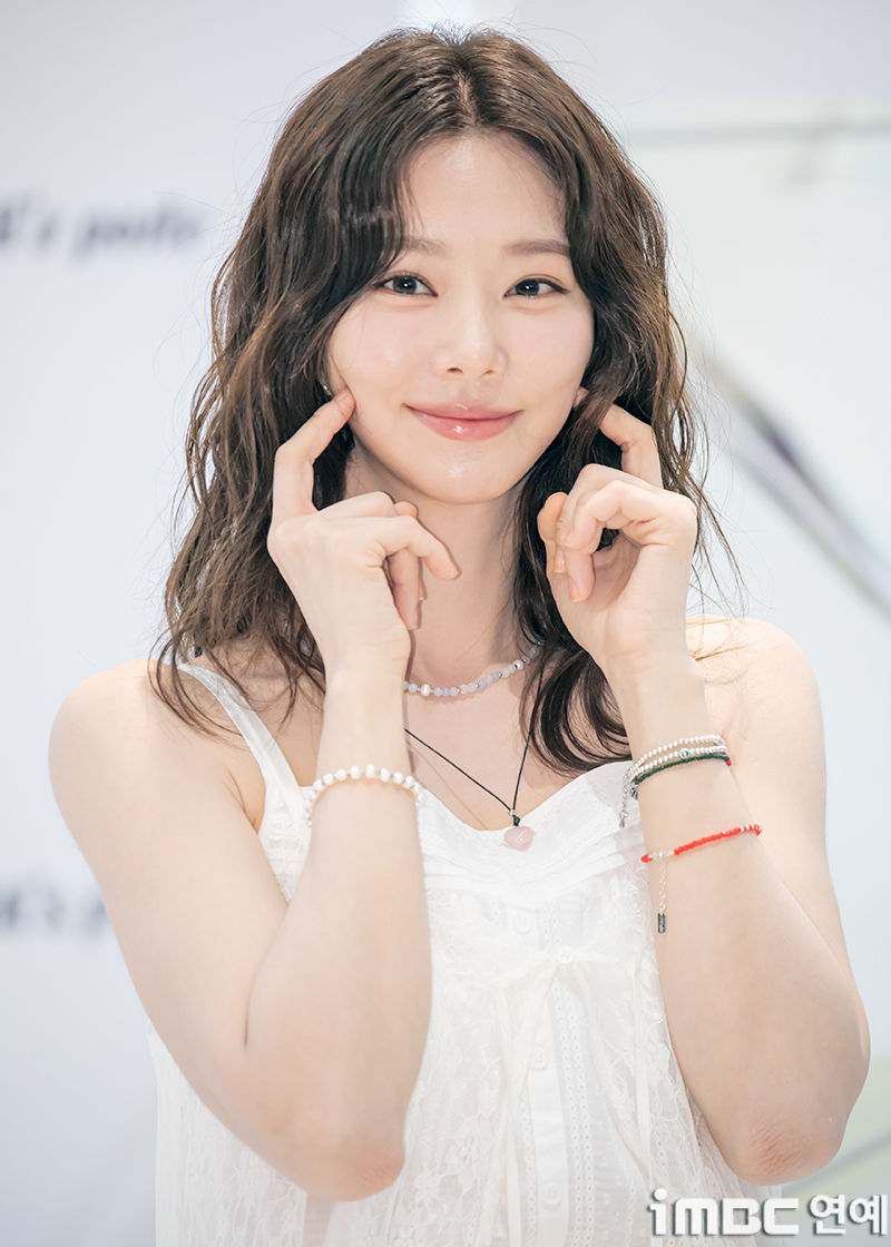 [포토] 이주빈, 일요일에 만난 '목요일 섬 미녀'