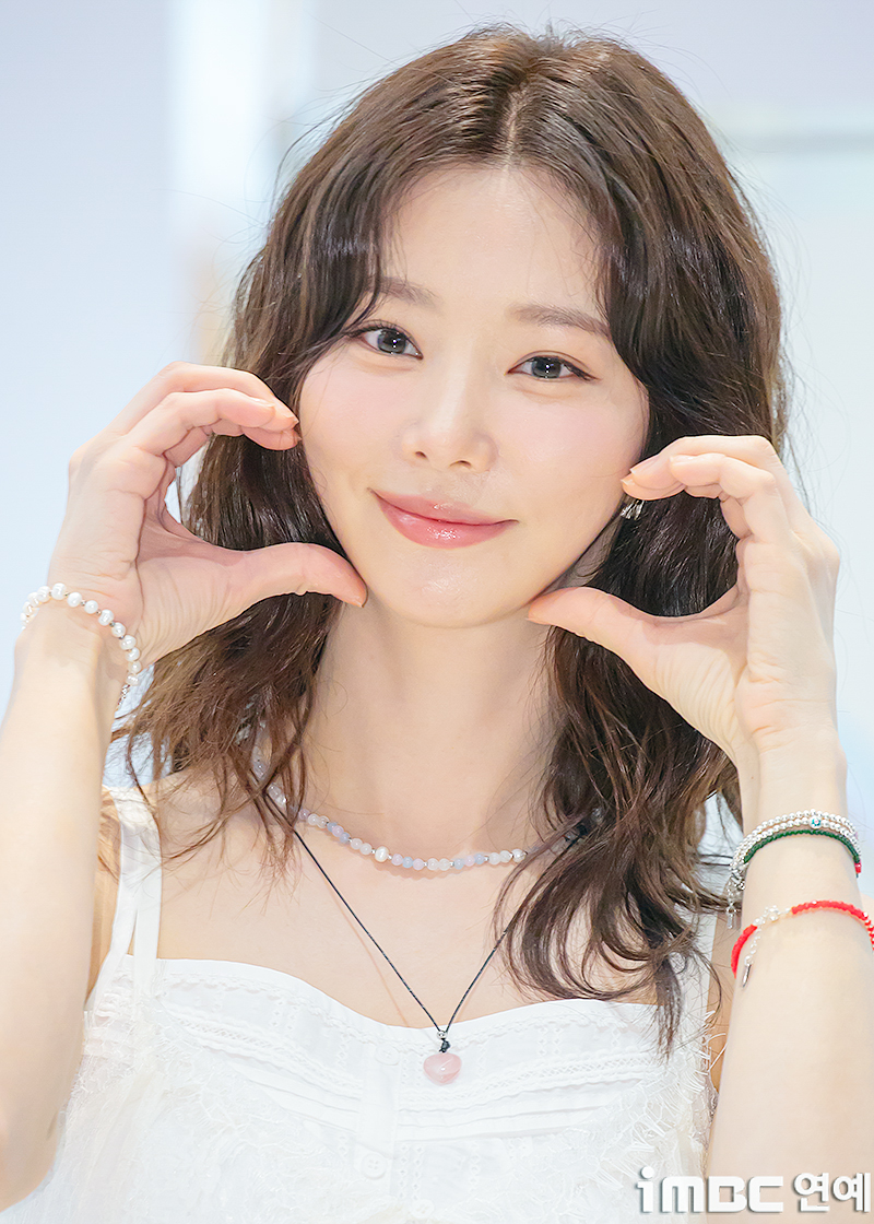 [포토] 이주빈, 일요일에 만난 '목요일 섬 미녀'