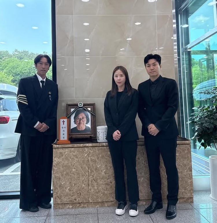 코요태, ‘빽가 母’ 유골함 옆에 두고…“잘 보내드렸습니다”