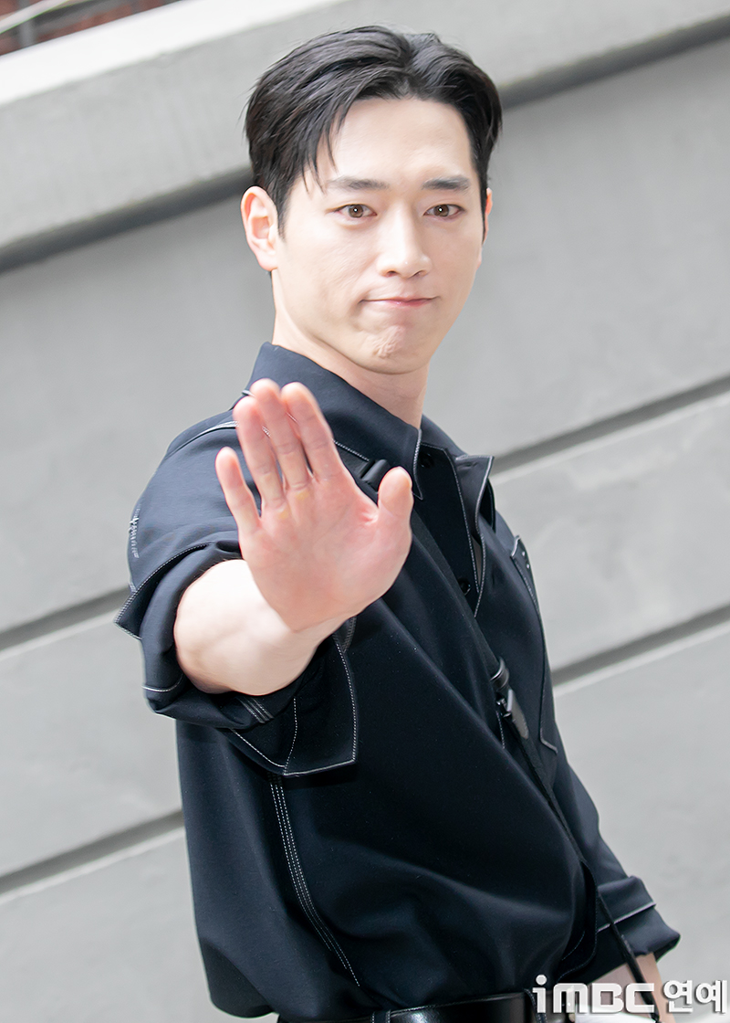 [포토] 서강준, 깔끔한 손인사