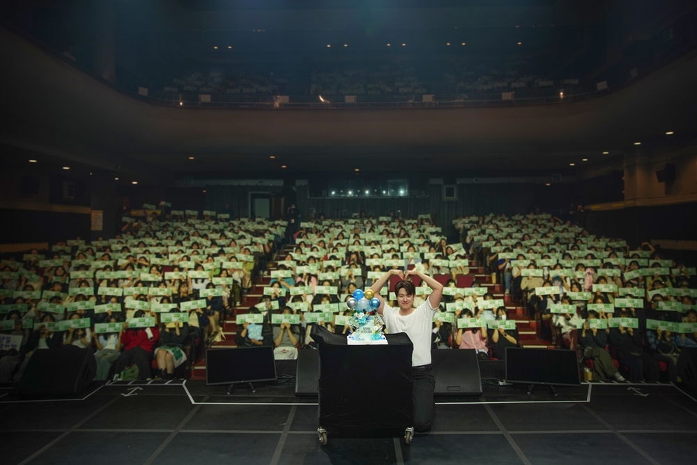 공명, 데뷔 12년만 첫 한국 단독 팬미팅 성료…NCT 도영 깜짝 등장
