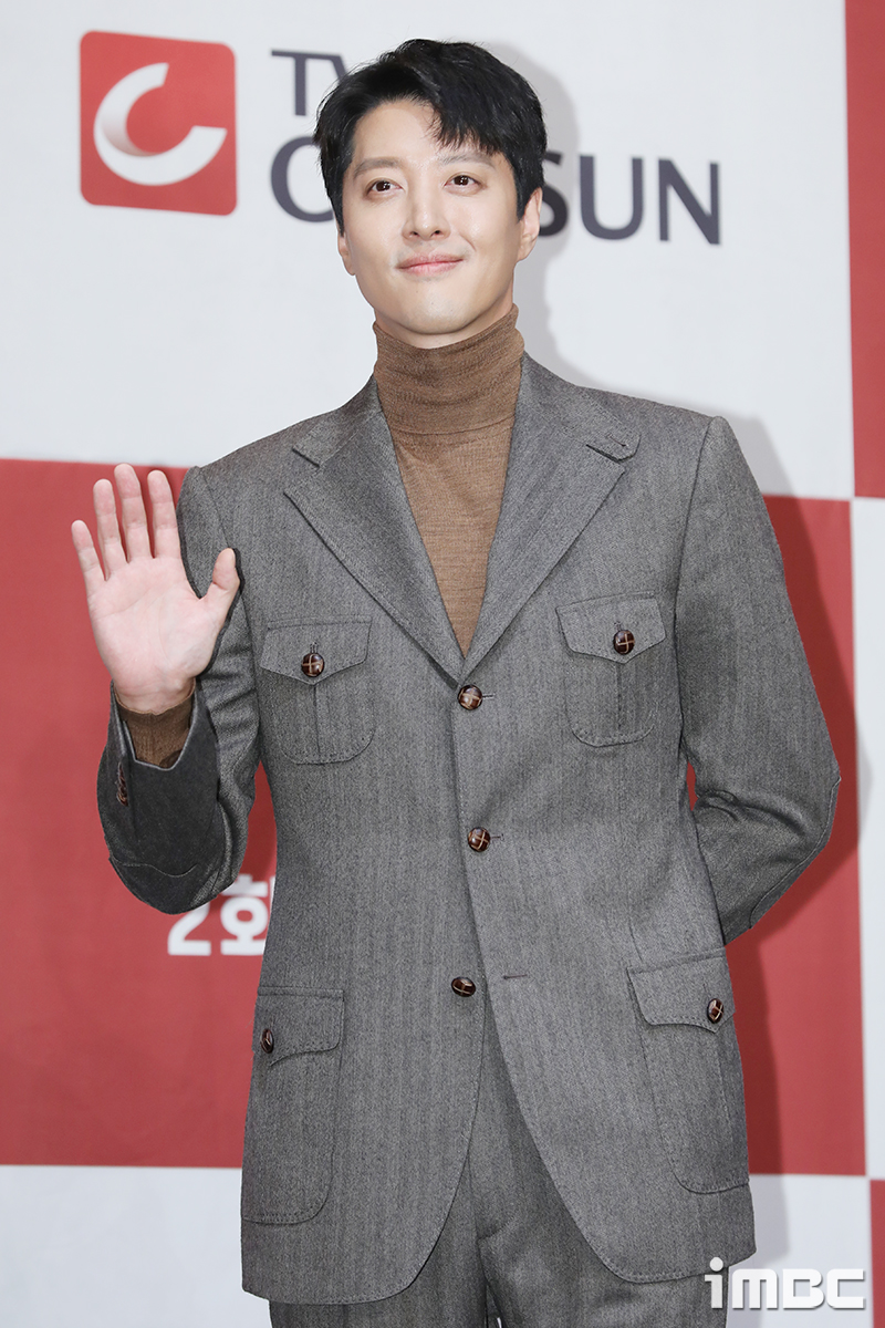 이동건 열애설 "미모의 여성과 길거리 스킨십"