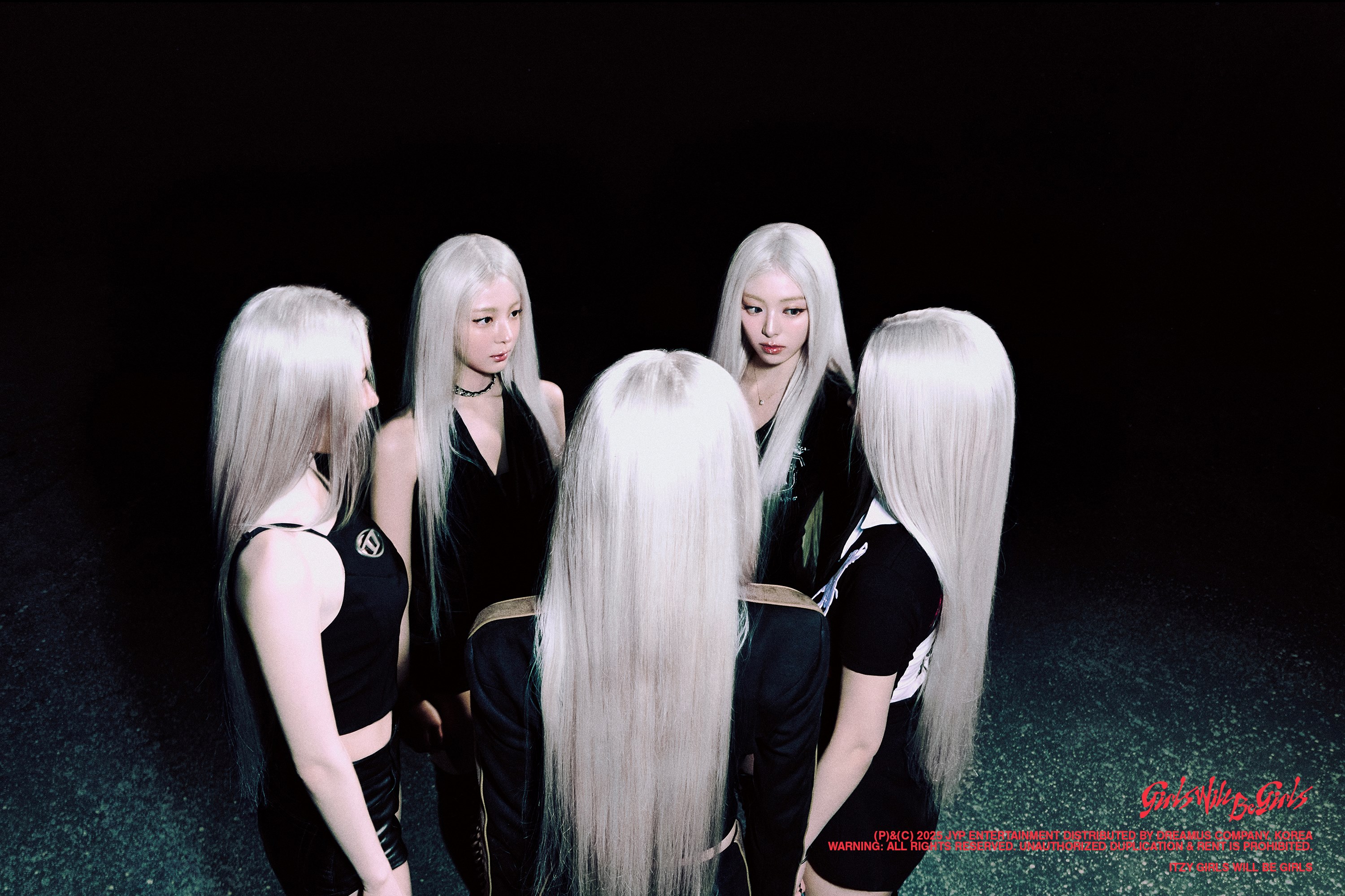 백발의 ITZY, 강렬한 카리스마