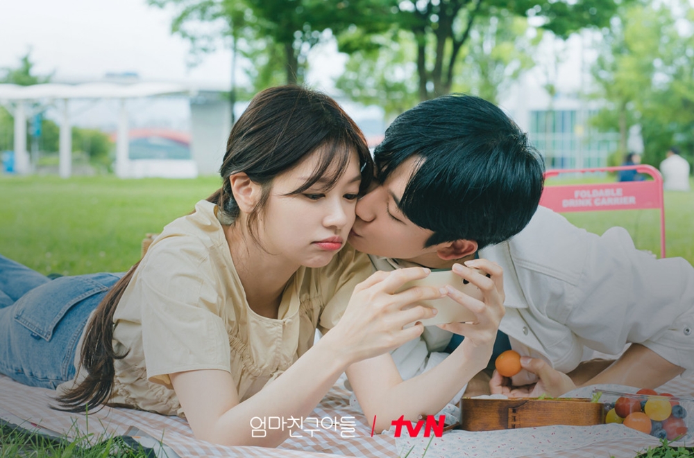 [TV톡] 15주년 맞은 정소민, 셀럽챔프 5월 '핫스타' 겹경사