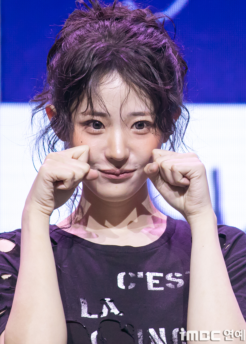 [움짤] QWER 히나, C'est la vie 냥뇽녕냥