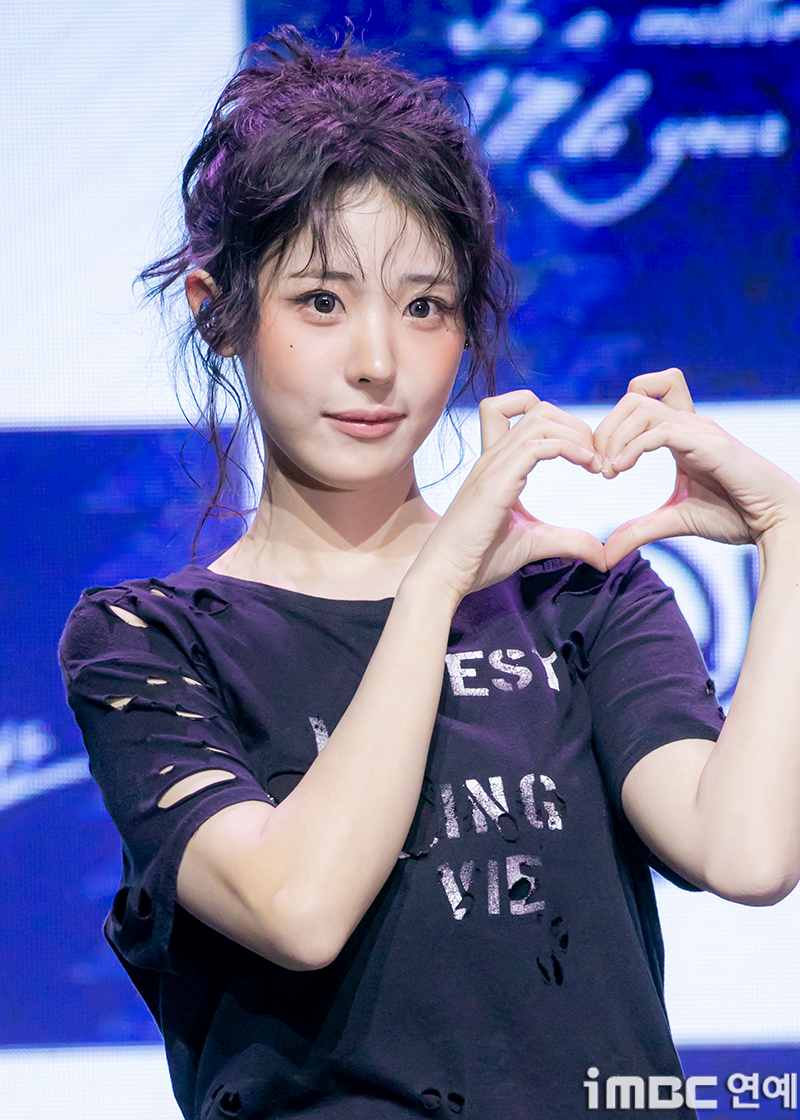 [움짤] QWER 히나, C'est la vie 냥뇽녕냥