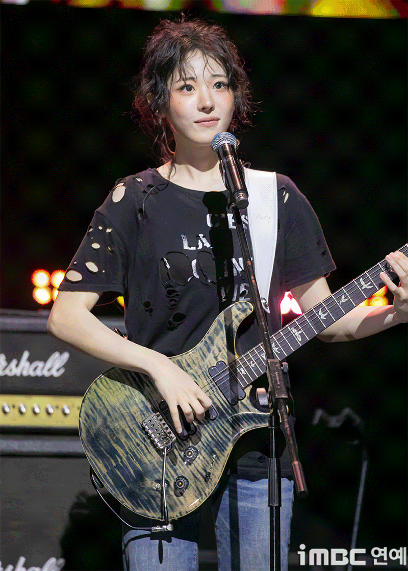 [움짤] QWER 히나, C'est la vie 냥뇽녕냥