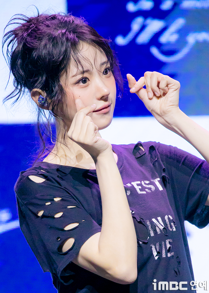 [움짤] QWER 히나, C'est la vie 냥뇽녕냥