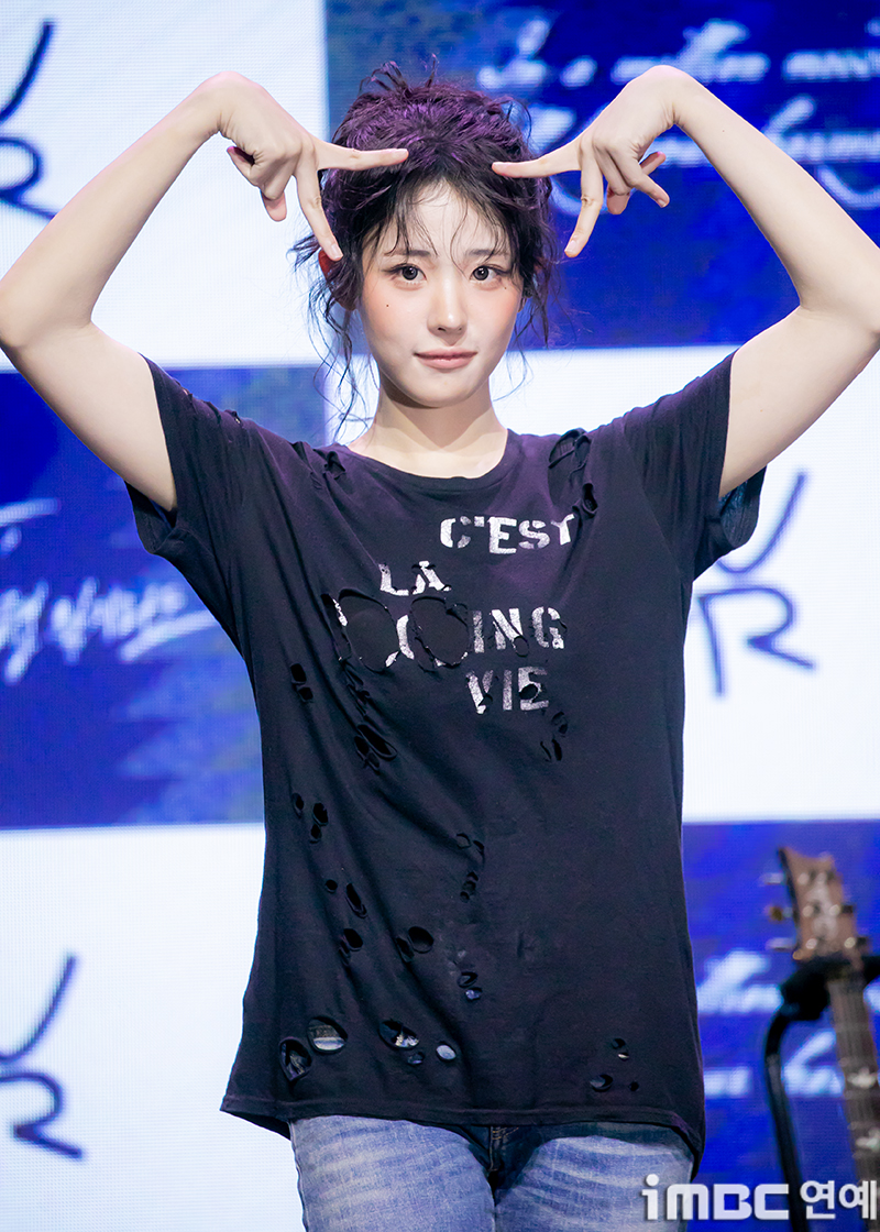 [움짤] QWER 히나, C'est la vie 냥뇽녕냥