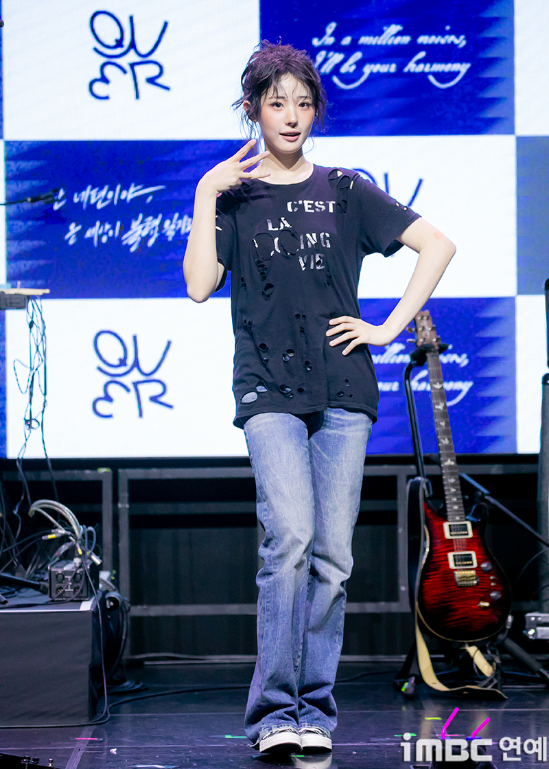 [움짤] QWER 히나, C'est la vie 냥뇽녕냥