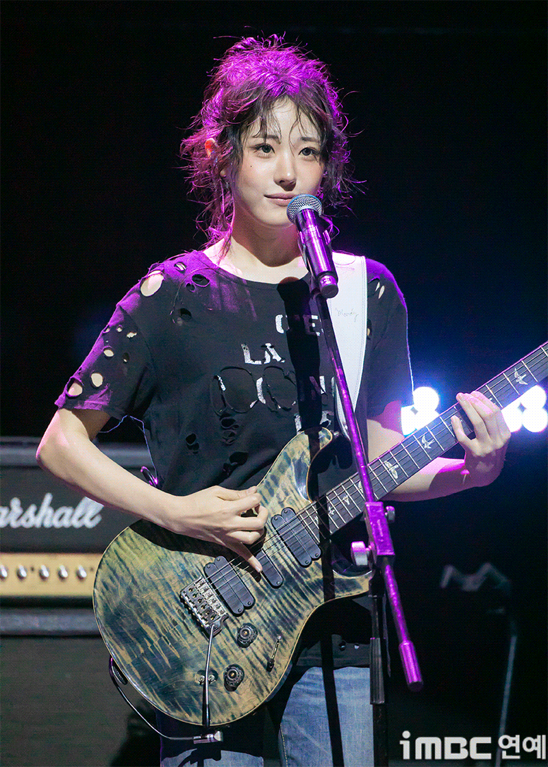 [움짤] QWER 히나, C'est la vie 냥뇽녕냥