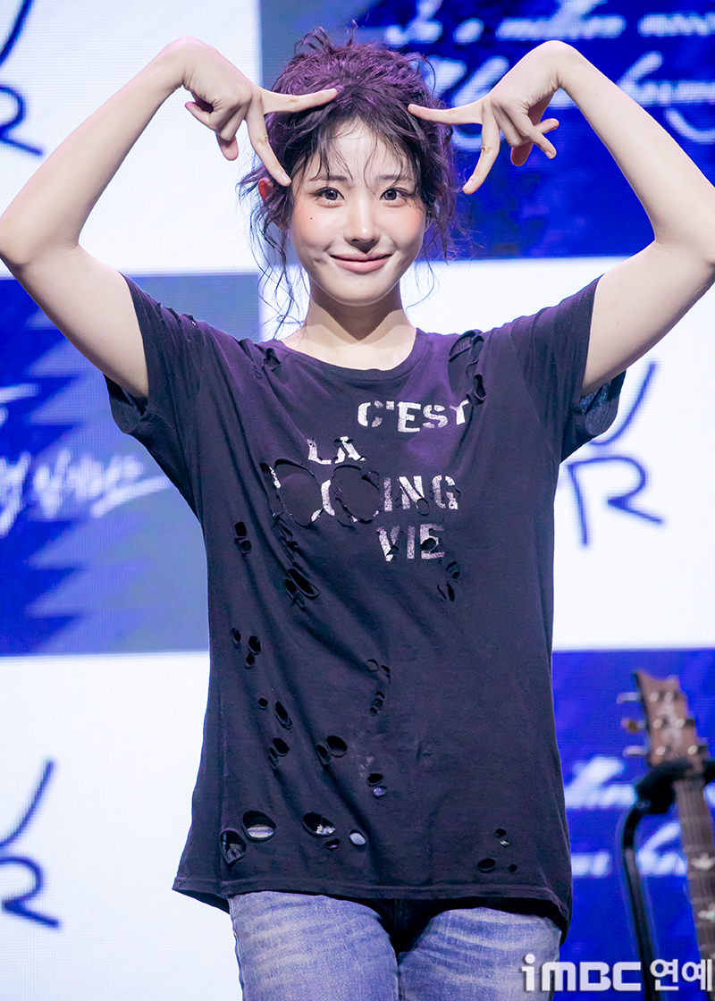 [움짤] QWER 히나, C'est la vie 냥뇽녕냥
