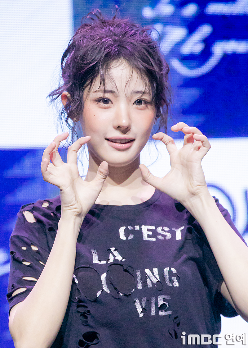 [움짤] QWER 히나, C'est la vie 냥뇽녕냥