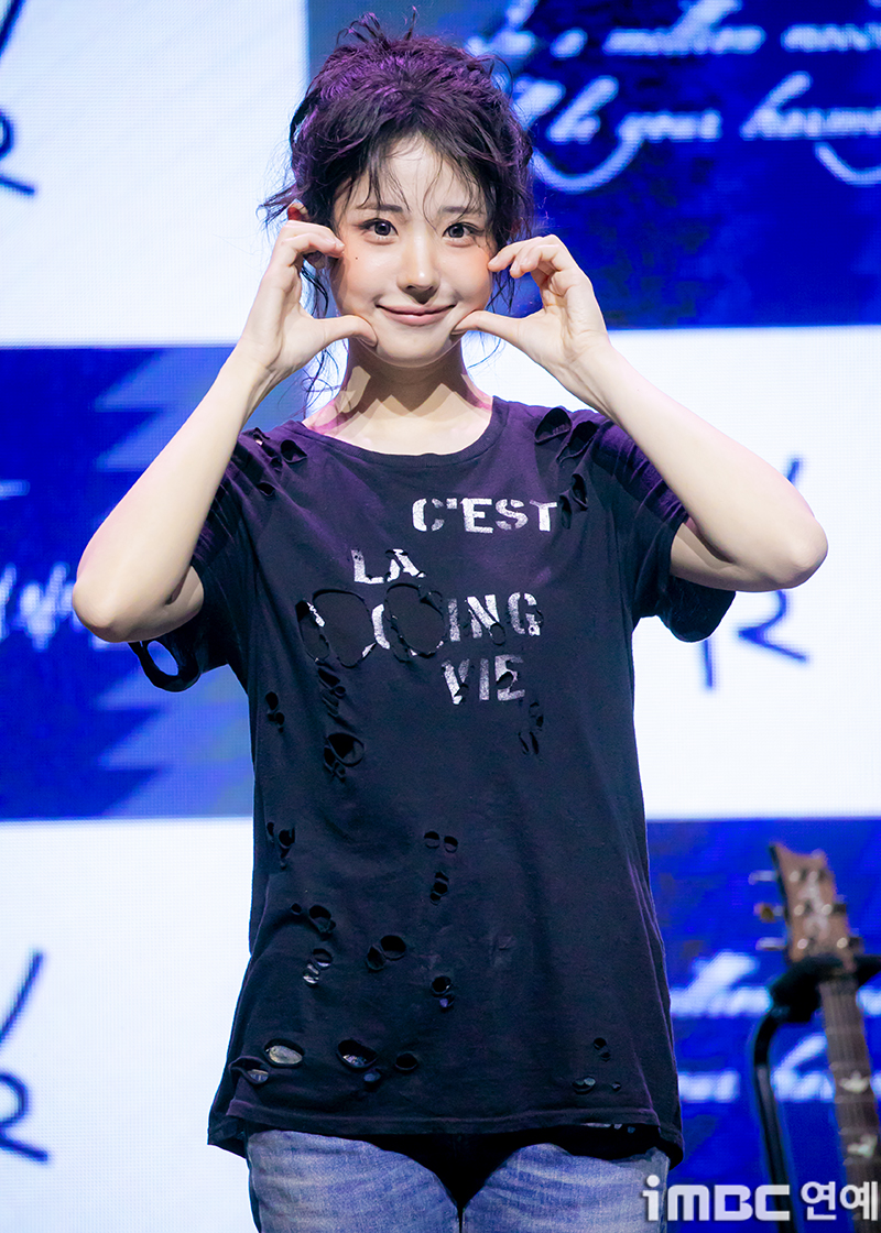 [움짤] QWER 히나, C'est la vie 냥뇽녕냥