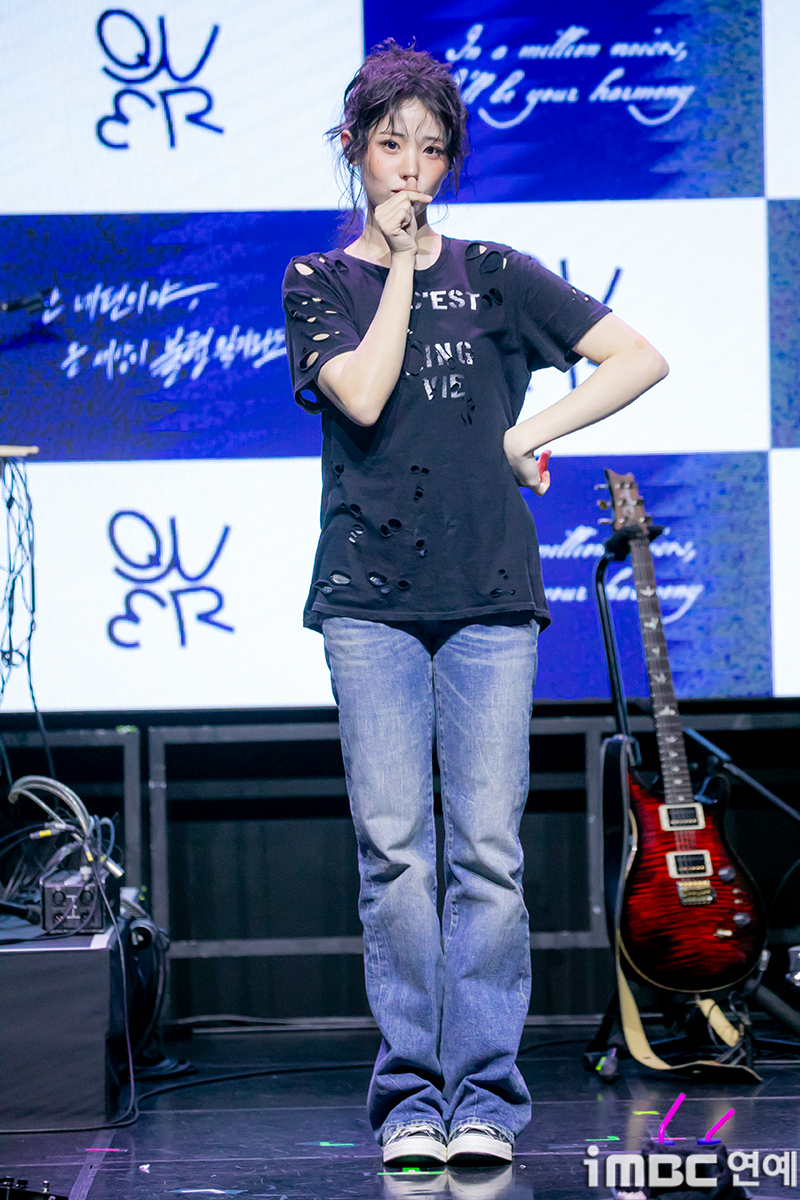 [움짤] QWER 히나, C'est la vie 냥뇽녕냥