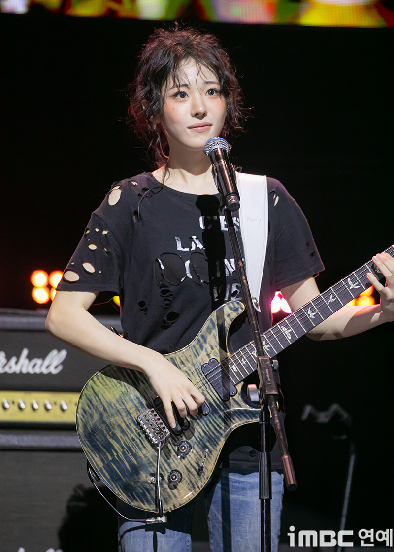 [움짤] QWER 히나, C'est la vie 냥뇽녕냥