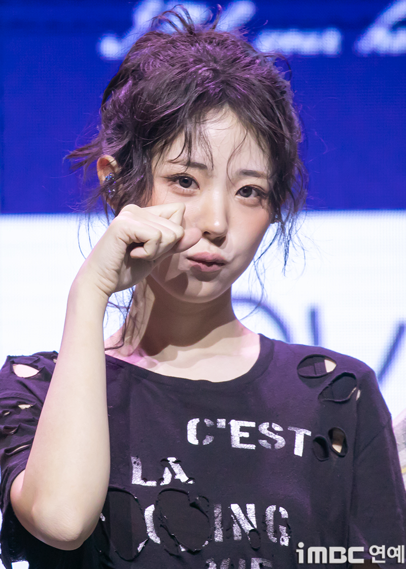 [움짤] QWER 히나, C'est la vie 냥뇽녕냥