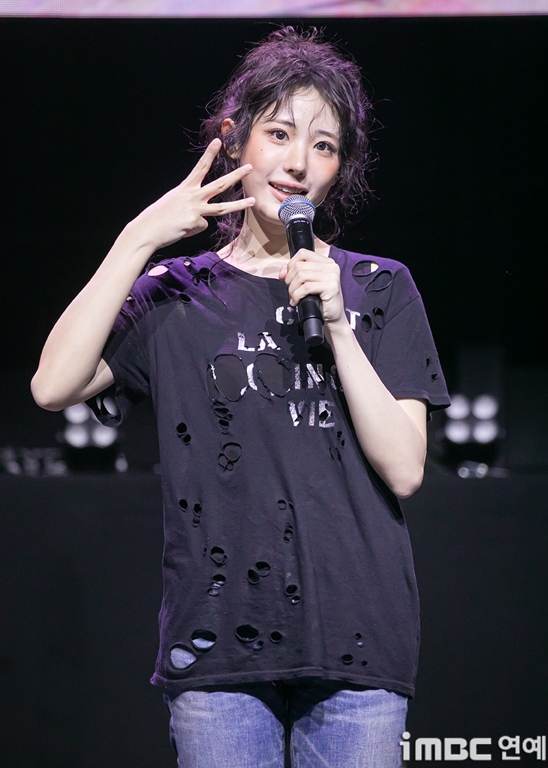 [움짤] QWER 히나, C'est la vie 냥뇽녕냥