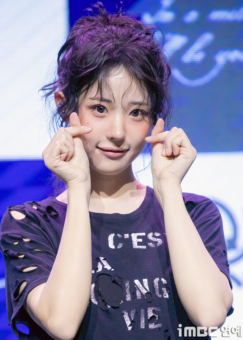 [움짤] QWER 히나, C'est la vie 냥뇽녕냥