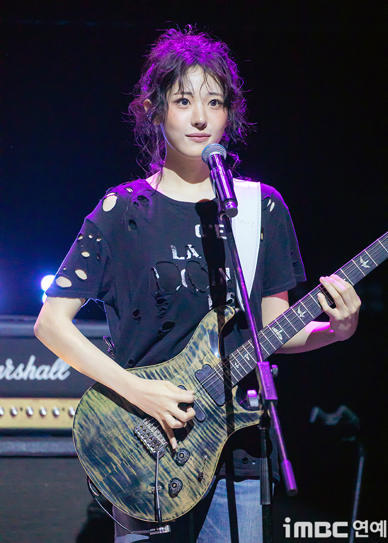 [움짤] QWER 히나, C'est la vie 냥뇽녕냥