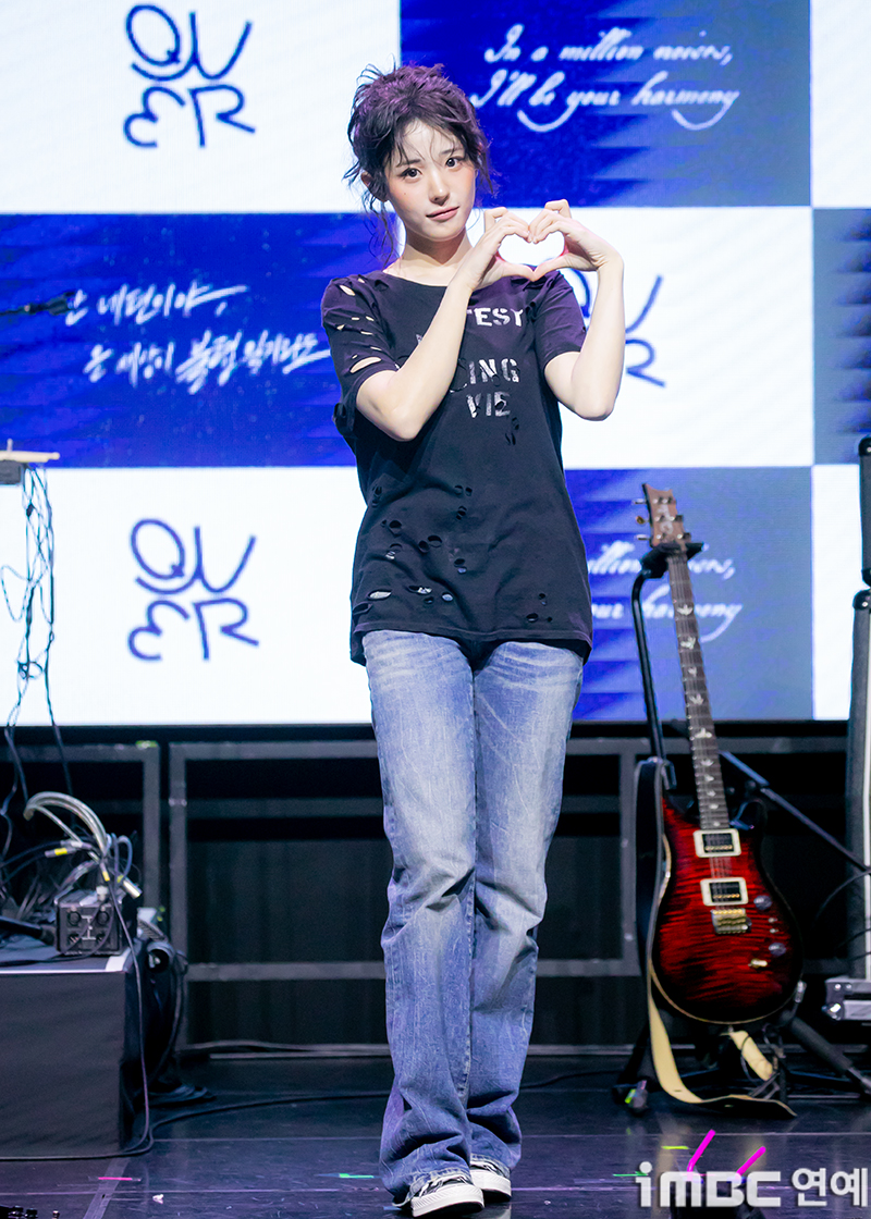 [움짤] QWER 히나, C'est la vie 냥뇽녕냥