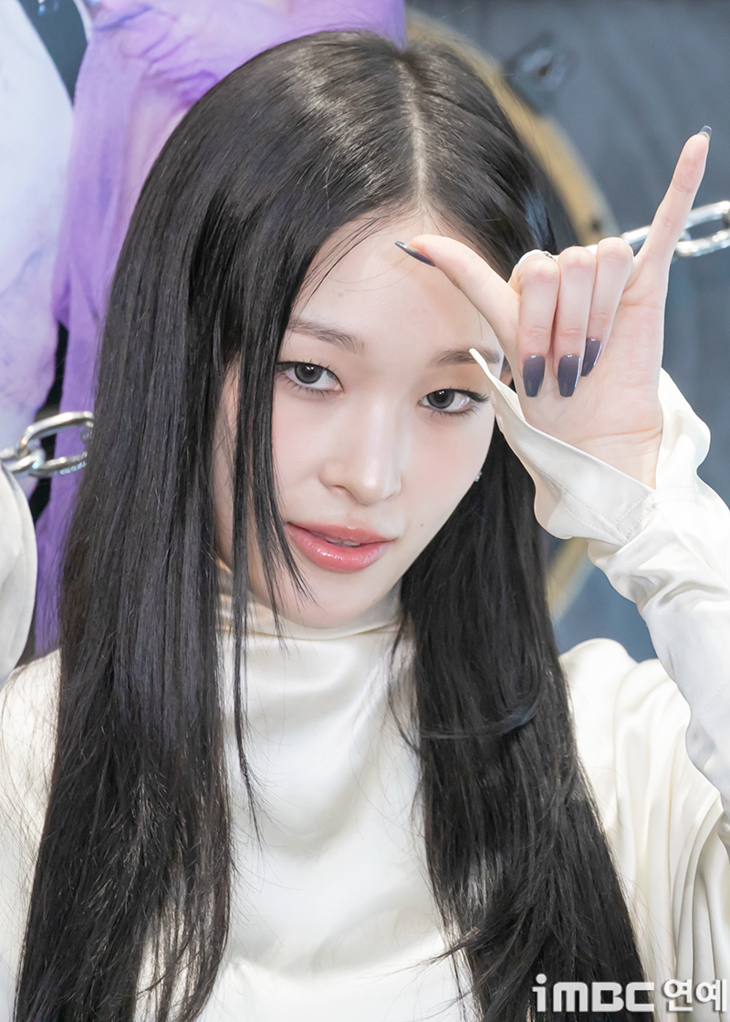올데이프로젝트 애니 문서윤 클로즈업 이미지 - 흰 의상과 손가락 포즈