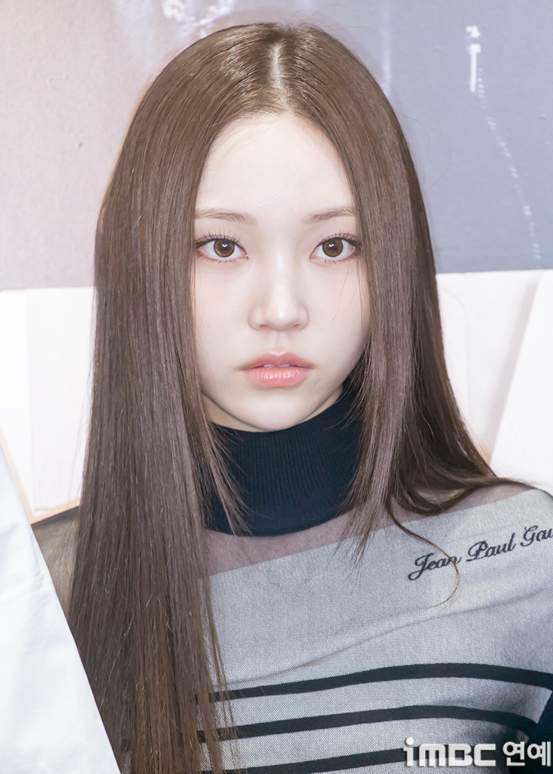 올데이프로젝트 멤버 영서 단독 이미지 - 긴 생머리와 정면 응시