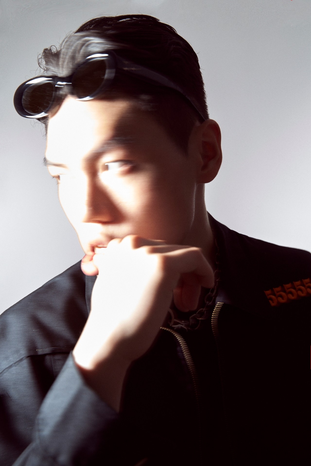 민브로스키·엔조, '2025 CMYK' 문 화려히 열었다