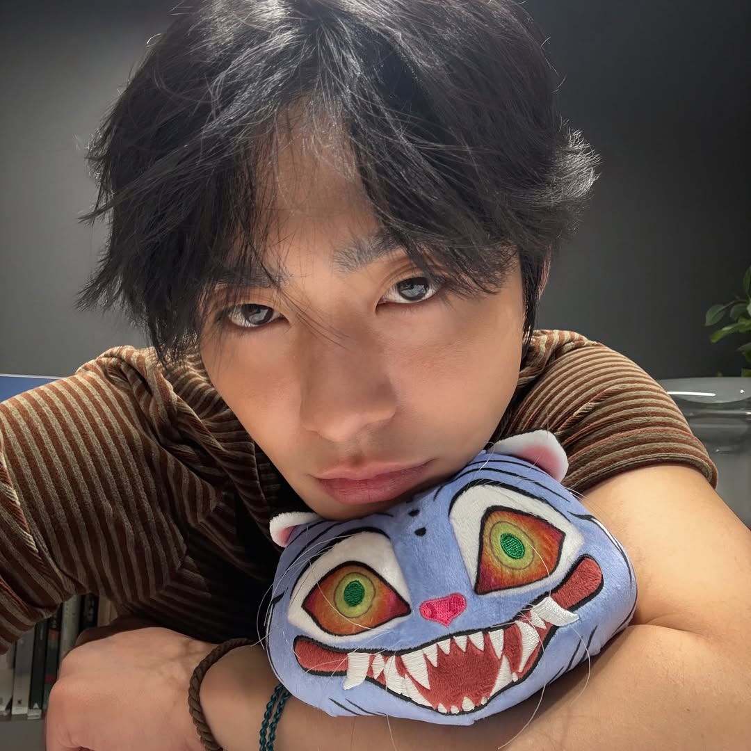 '진우' 안효섭, 호랑이 더피 품에 안았다 [소셜in]