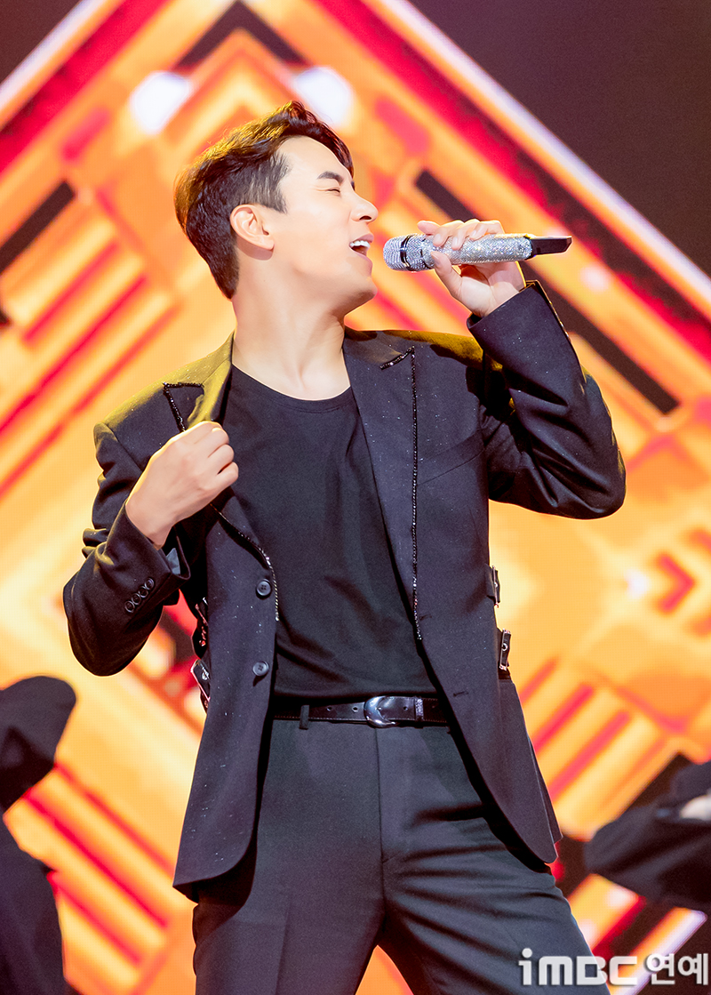 [포토] 장민호, 으랏차차! 트롯 신사