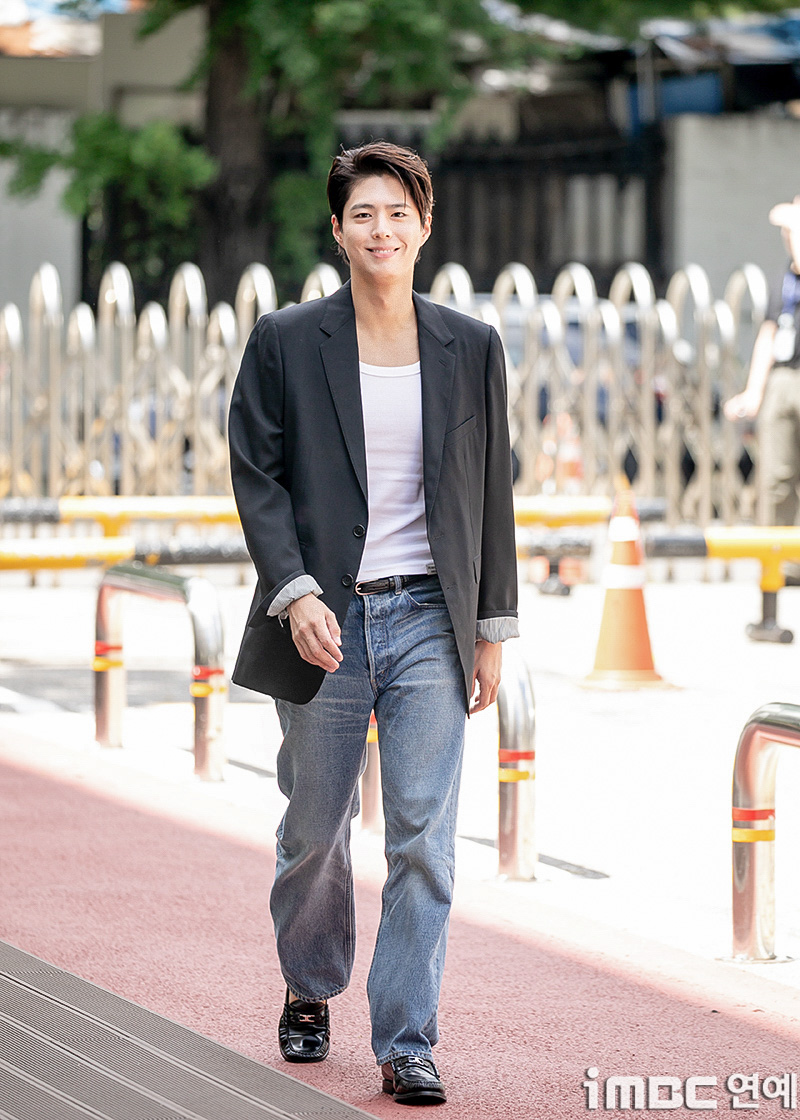 훈훈 비주얼 박보검, '더 시즌즈-칸타빌레' 녹화 현장! 팬들을 향한 팬심 저격 애교 포즈까지!