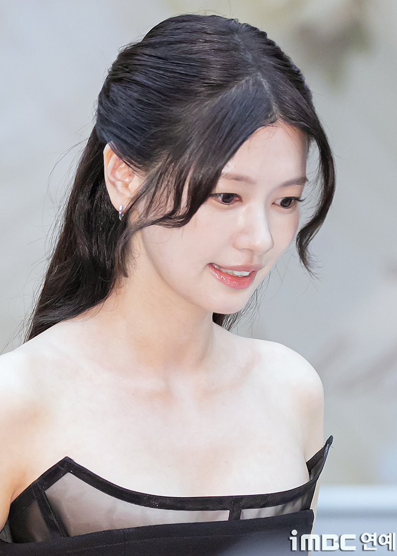 정소민 제작발표회 블랙스완 의상