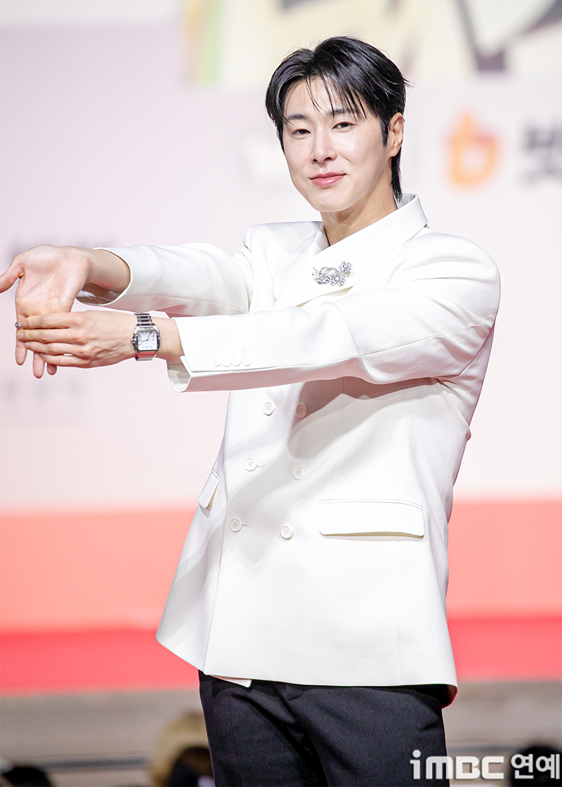 유노윤호 레드카펫 포즈