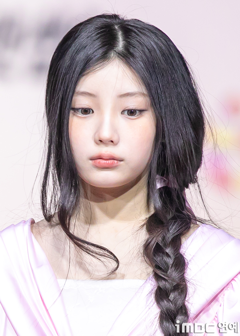 2025 SBS 가요대전 레드카펫에 참석한 아일릿 원희