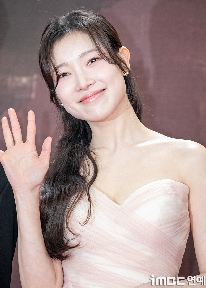 2025 KBS 연기대상 레드카펫에 참석한 배우 김아영