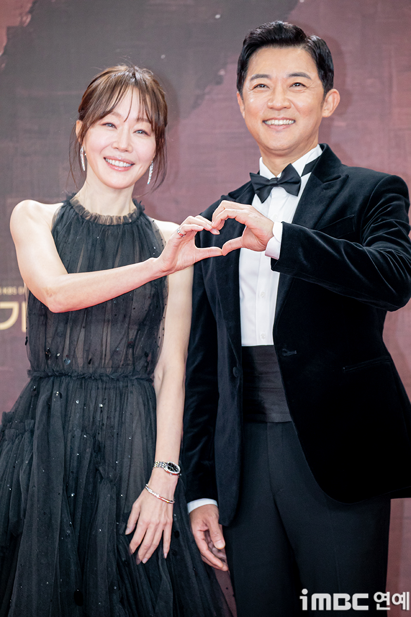 2025 KBS 연기대상 레드카펫에 참석한 엄지원