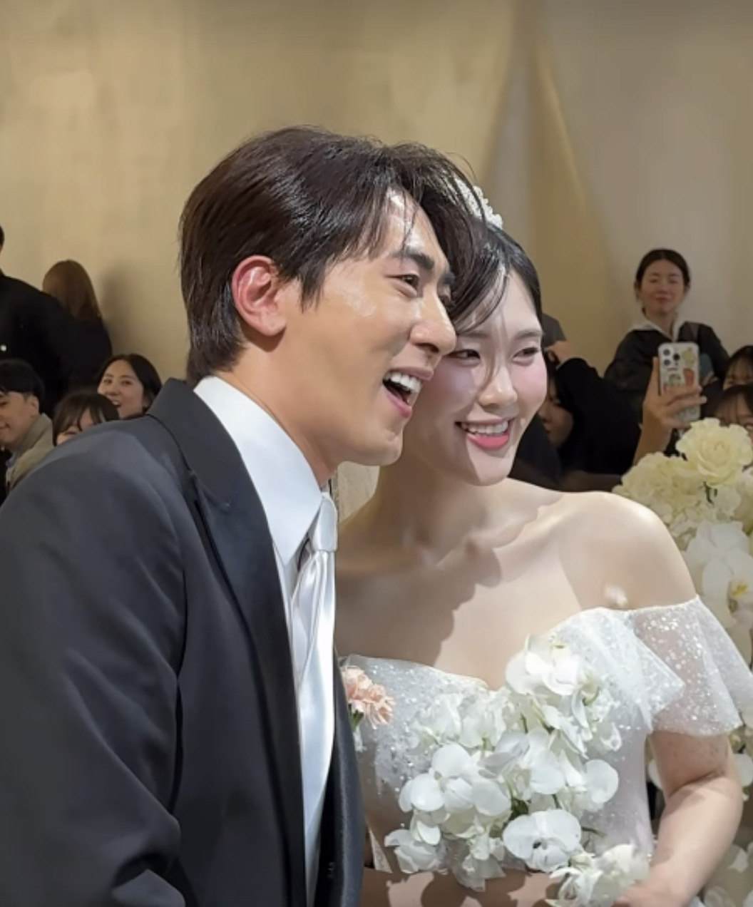 김원훈·엄지윤, '15년 장기열애' 끝 만우절 결혼식… 유재석도 등장 [소셜in]