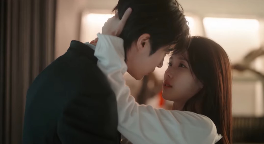 MBC ‘21세기 대군부인’ 아이유♥변우석 뜨거운 키스→화재 사고 엔딩