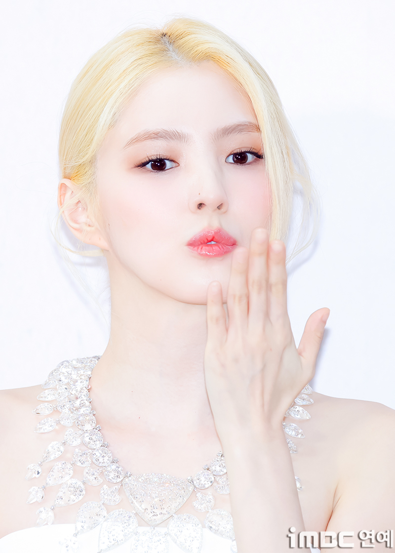 [움짤] 한소희, 손 키스 굿나잇