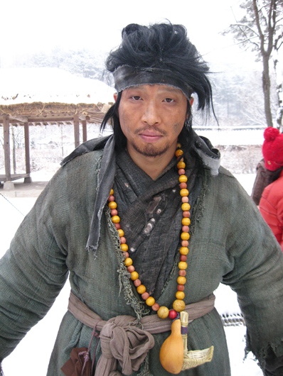 거지 패션의 소름돋는 반전, 돈 주고도 못사는 명품?